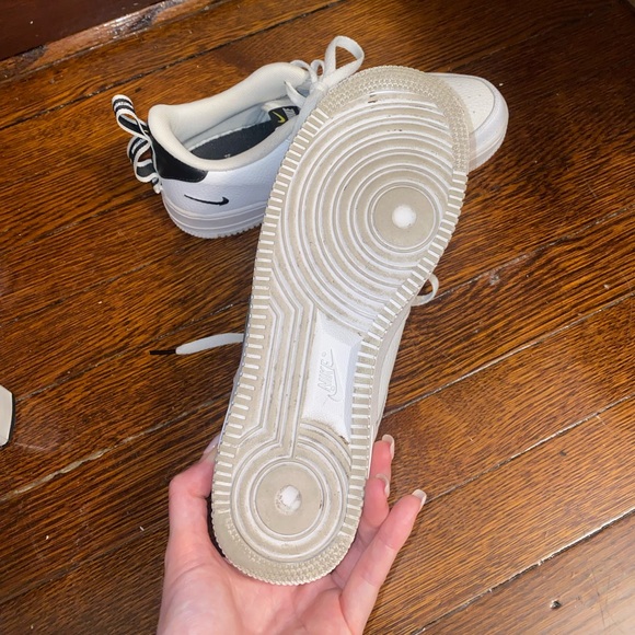 Nike air sneakers - lightly used in great condition size 7Y but fit 9 women’s - Picture 3 of 3